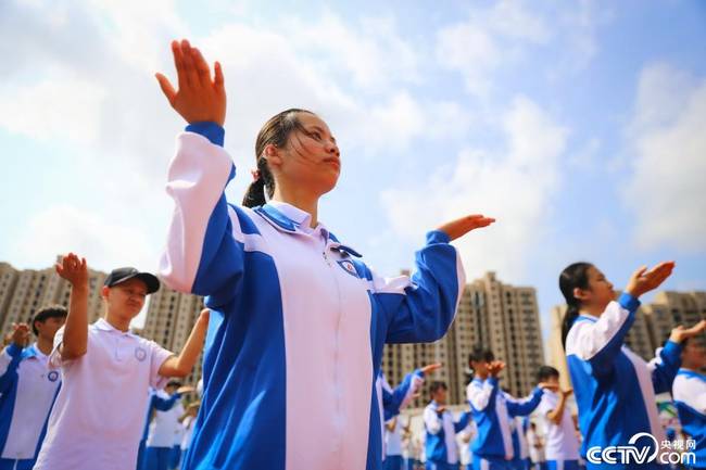 海口：在无声的世界里 学生们用手语唱国歌