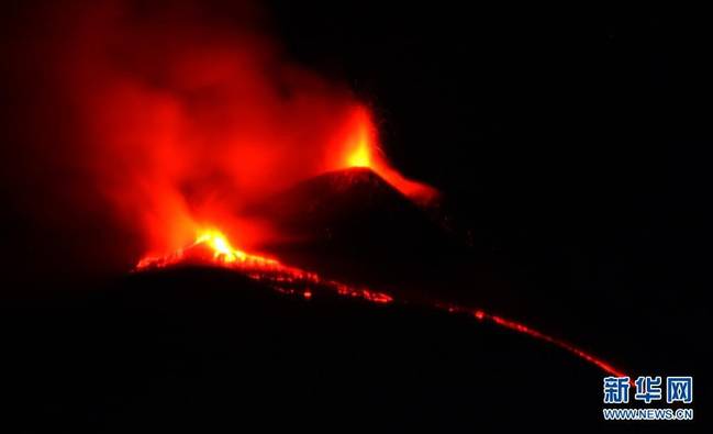 这是3月31日在意大利西西里岛拍摄的正在喷发的埃特纳火山。